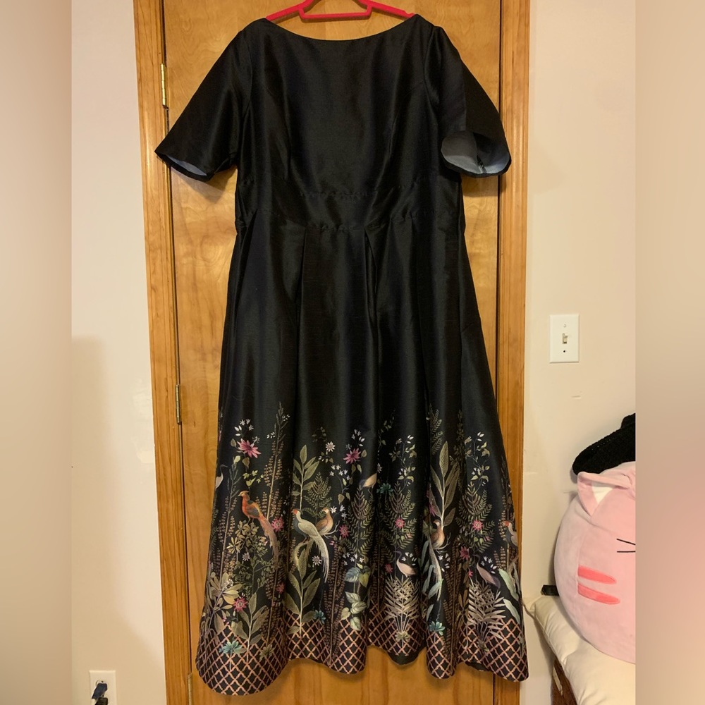 Gorgeous Floral Plus Size Dress size 26W/3X has pockets. Eshakti
